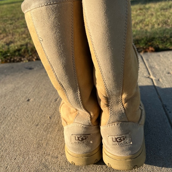 Cozy Ugg Boots: well crafted and comfortable. Please do look at pictures! - Picture 2 of 9